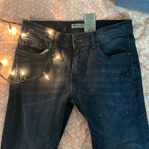 Brand new pair of confortable jeans.